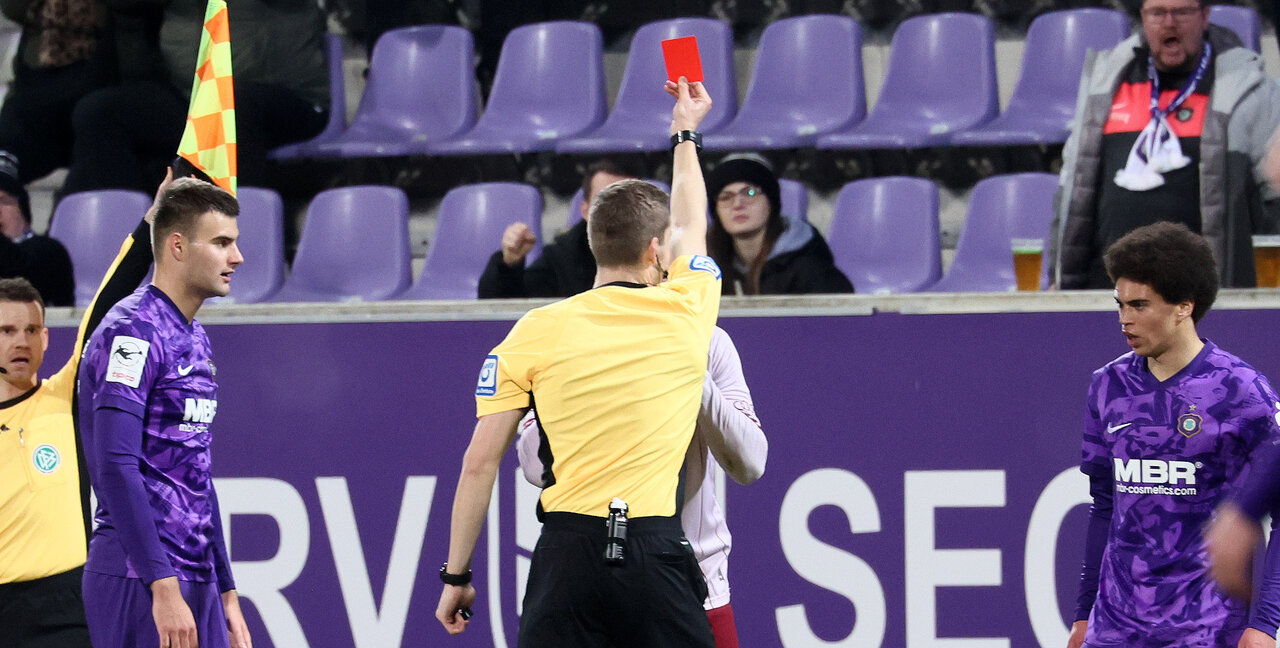 Aufreger im ersten Durchgang - Schiedsrichter Schreiner zeigt Rot.