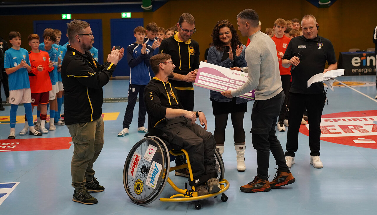 Spendenübergabe an Rollstuhlbasketballer.