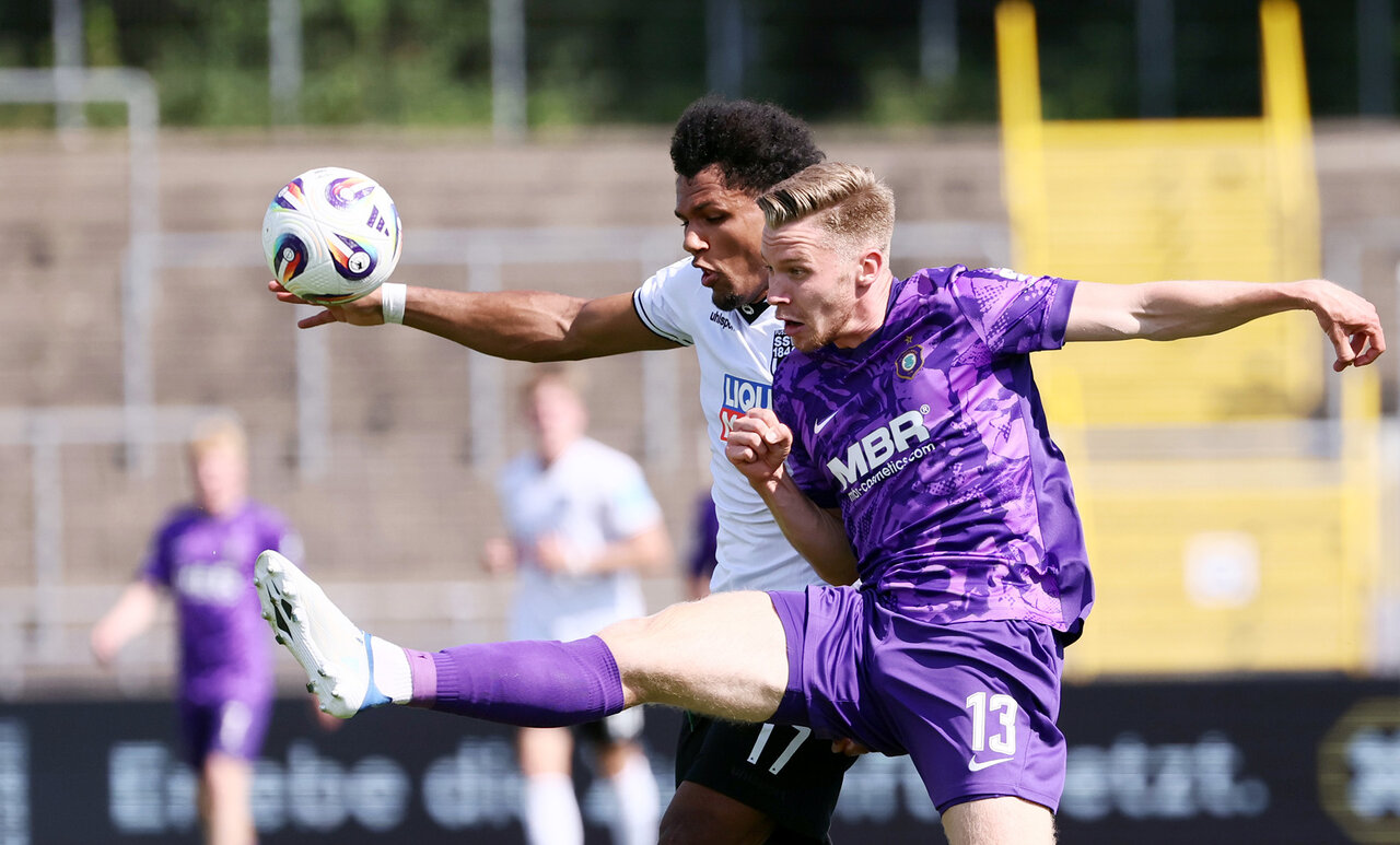 Erik Majetschak im Zweikampf.