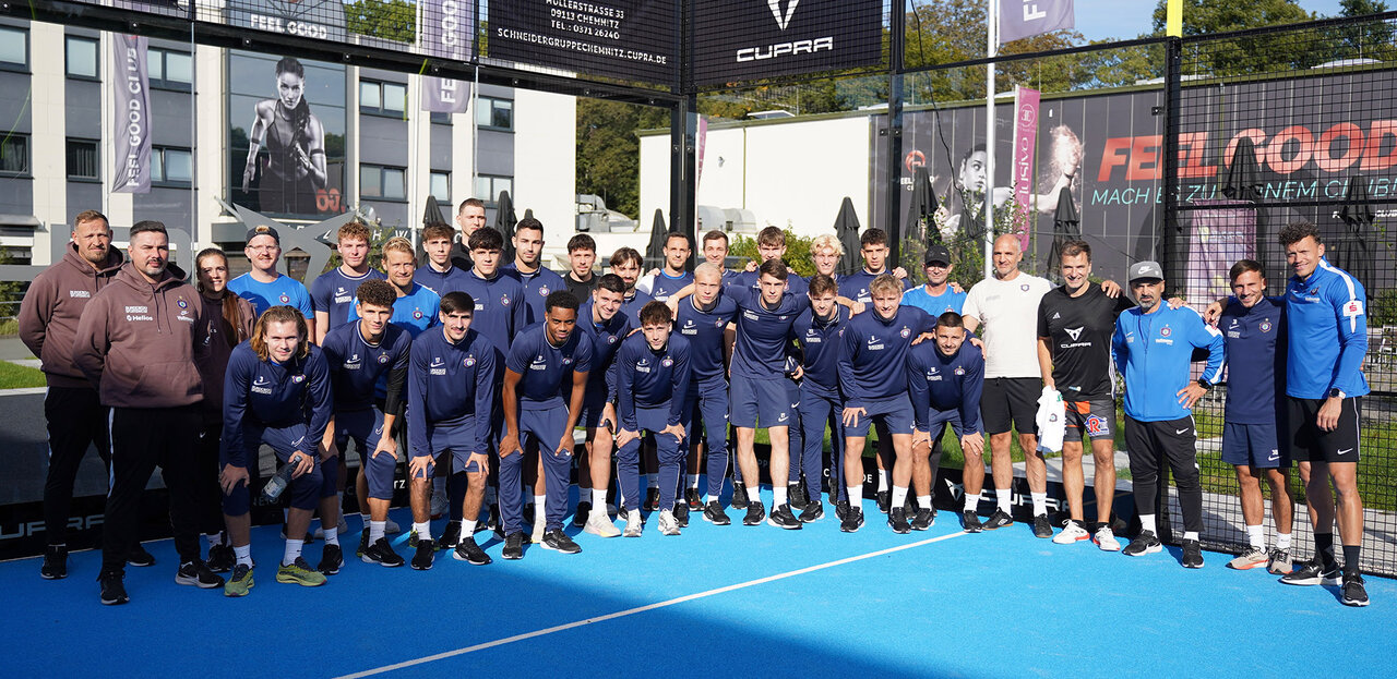 Mannschaft beim Padeln.