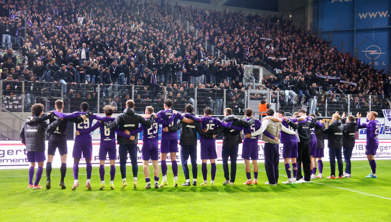 Mannschaft vor Fanblock.