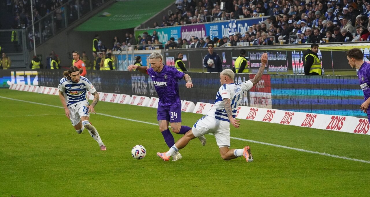 Duell um den Ball. Marvin Stefaniak gegen Joshua Bitter.