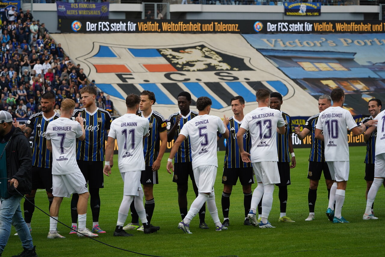 Abgeklatscht und rein ins Spiel.