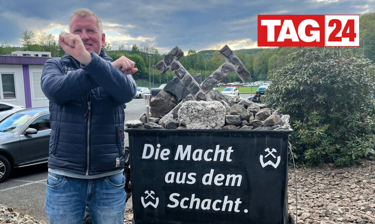 Posieren vor der Lore.