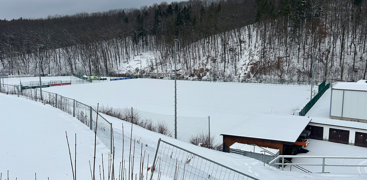 Verschneiter Trainingsplatz.