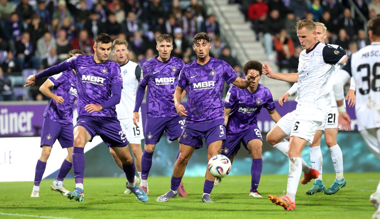 Vor der Abwehr am Ball. Mannheim geht in Führung.