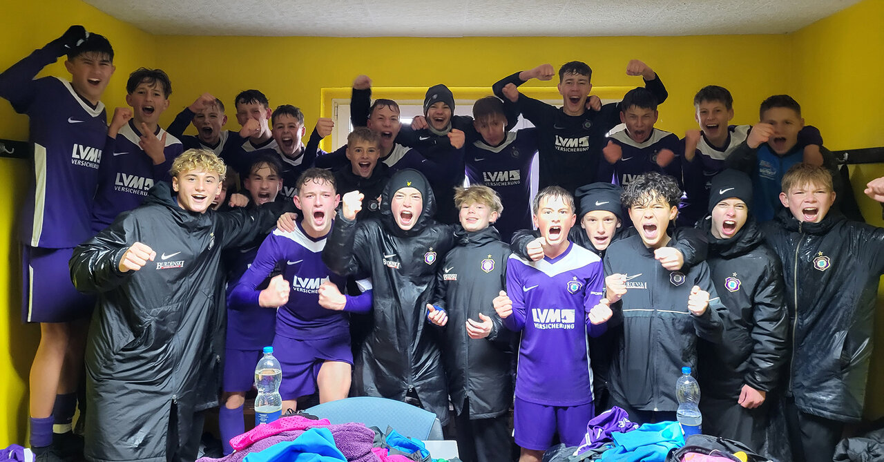 Jubelbild der U15 in der Kabine.