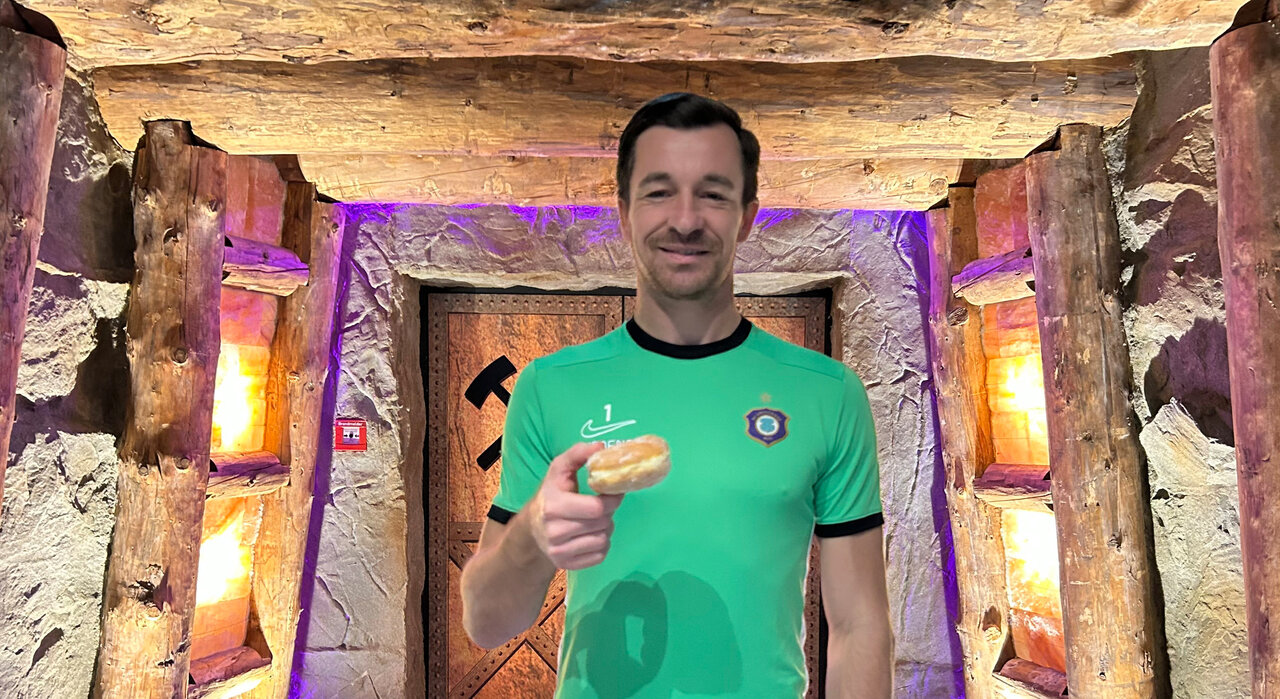 Martin Männel mit Pfannkuchen am Martinstag.