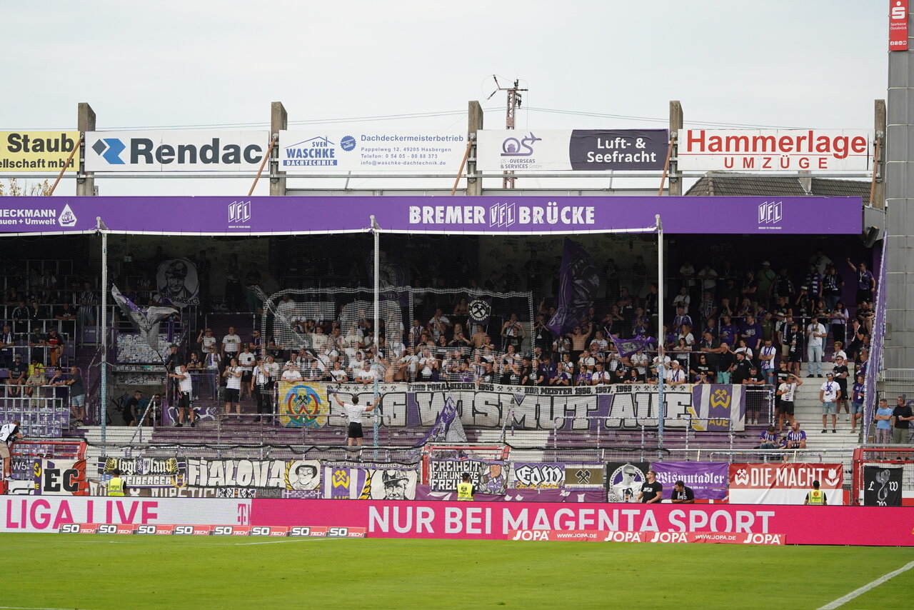 Wieder unterwegs - die Fans der Veilchen.