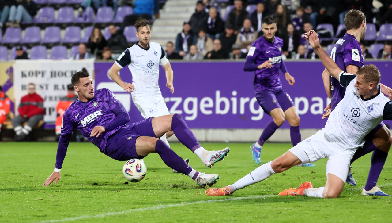 Kein Glück vor dem gegnerischen Tor. Ricky Bornschein verpasst.