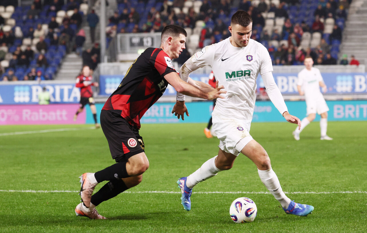 Schwerstarbeit - Tristan Zobel in der Abwehr. 