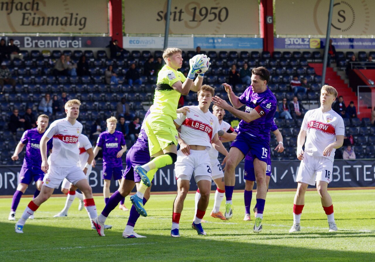 Zarte Angriffsversuche - kein Treffer.