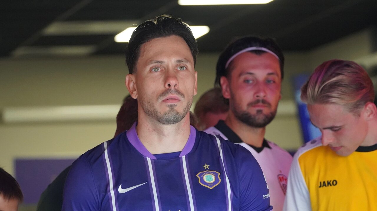 Torjäger im Tunnel - Marcel Bär vor Rufat Dadashov. 