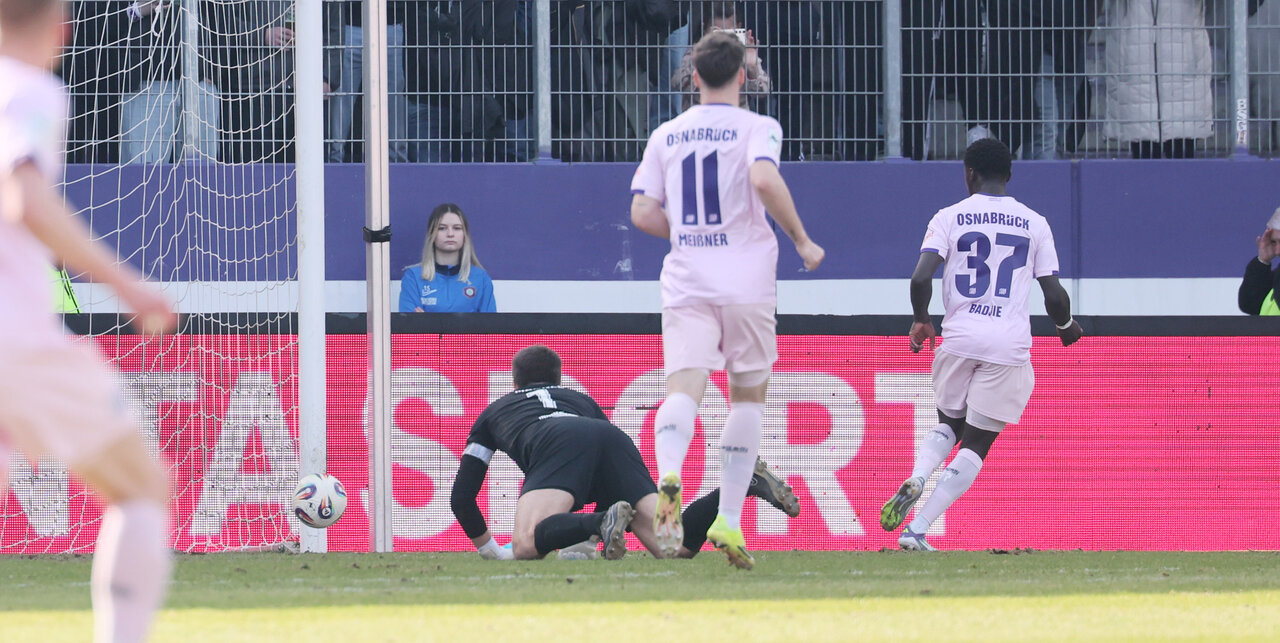 Viel zu einfach - Aue bereitet das erste VfL-Tor vor.