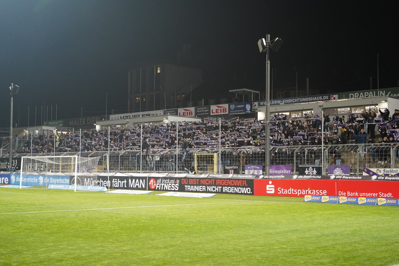 Überall und immer da - die Fans der Lila-Weißen.