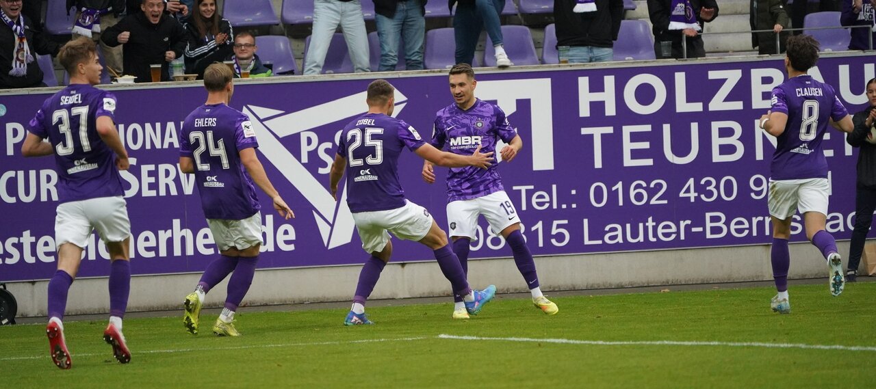 Geniestreich - Julian Guttau schlenzt Aue wieder in Führung. 