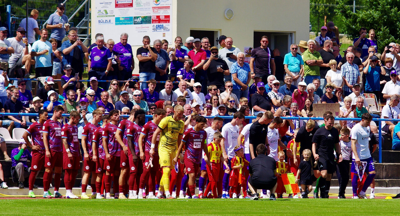 Einmarsch der Teams in Ehrenfriedersdorf.