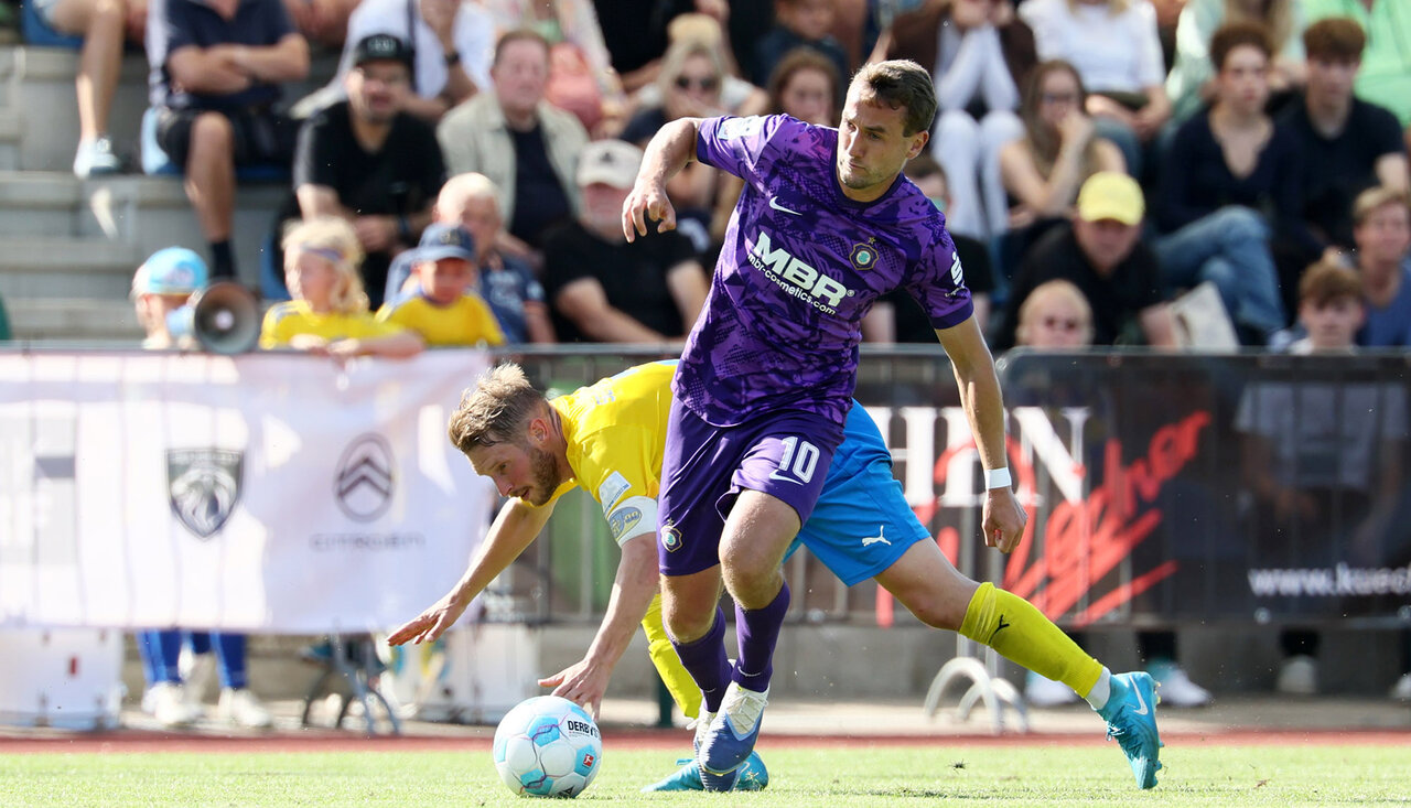 Julian Günther-Schmidt behauptet sich im Zweikampf.