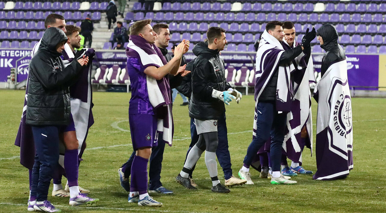 Spieler in Decken gehüllt.