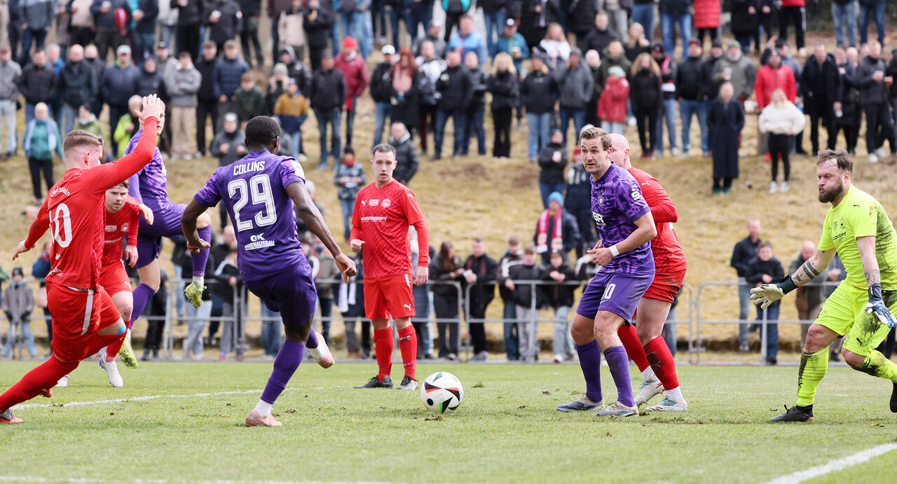 Jamilu Collins erzielt das 0:2.