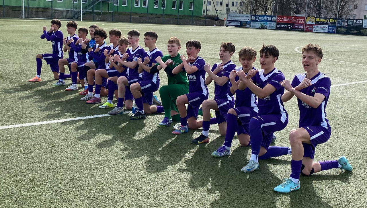U15 mit gekreuten Hämmern.