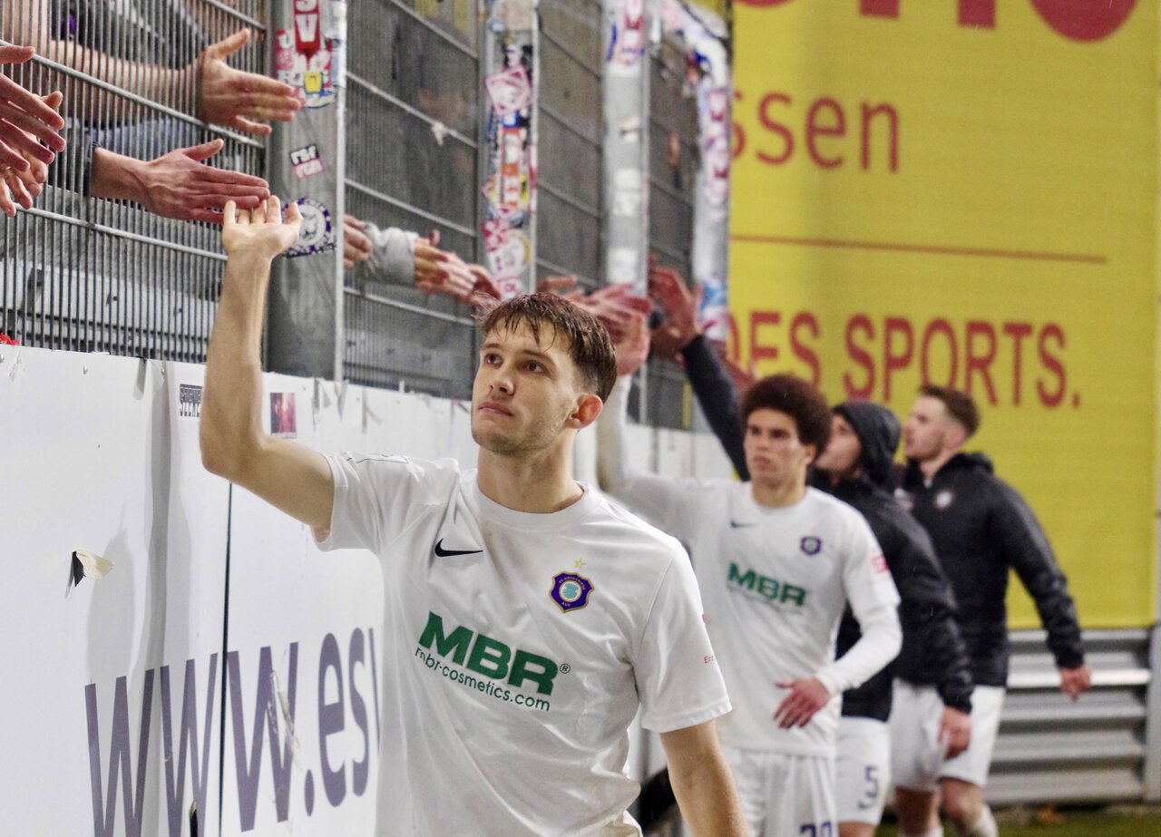 Abklatschen mit den mitgereisten Fans. 