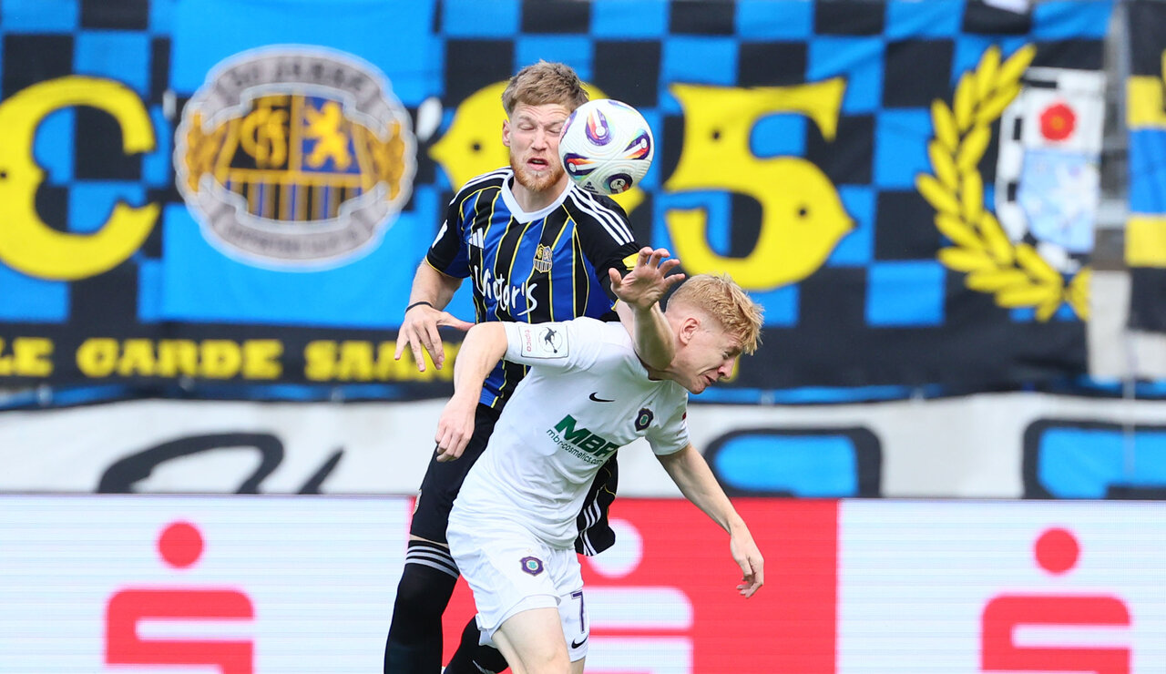 Kein leichter Stand - Erik Weinhauer im Kampf um den Ball.