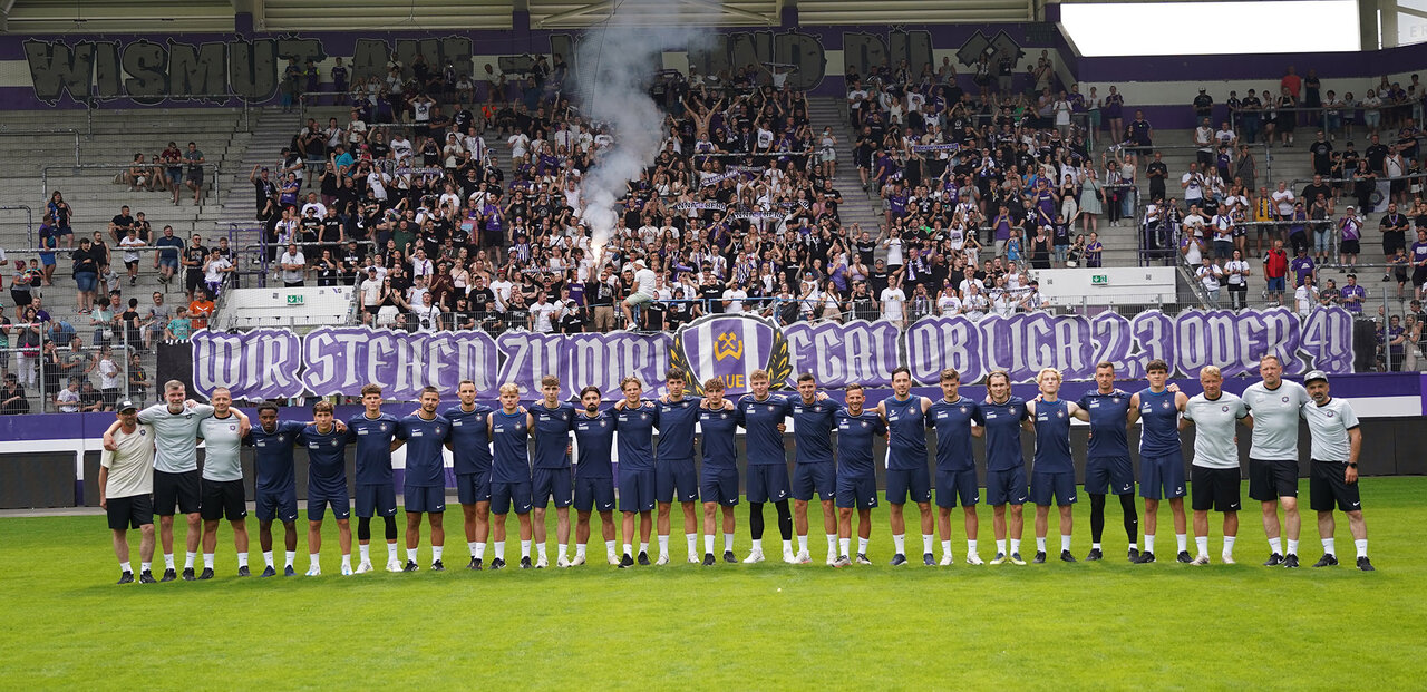 Neue Mannschaft vor dem Fanblock.