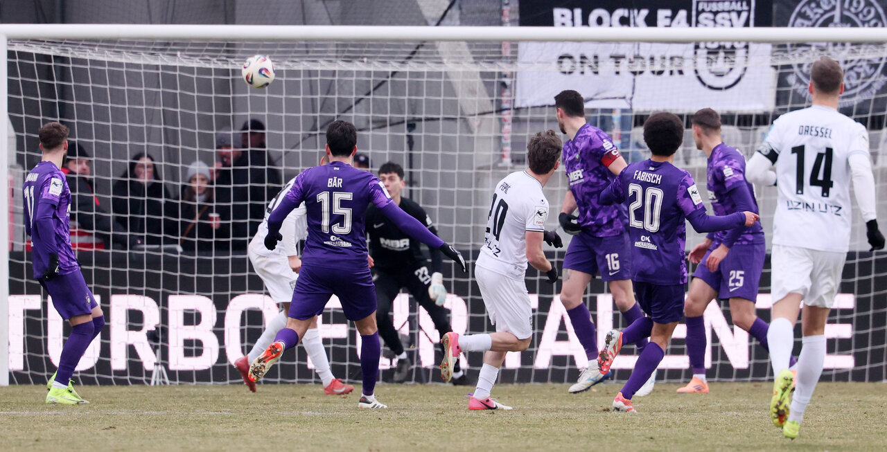 Pepic jagt ihn in die Maschen.